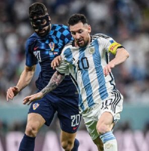 GHANAGOSSIPS Argentina advances to the World Cup final in 2022 thanks to Messi wizardry and Alvarez's double.