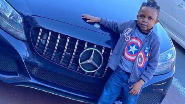 GHANAGOSSIPS So sad!! As Don Little emotionally cries and questioned God for creating him this way, netizens react