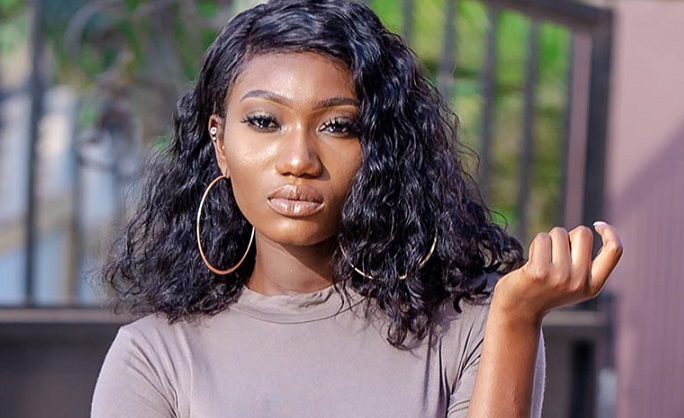 She can’t cook!! Netizens blast Wendy Shay over her poor cooking performance